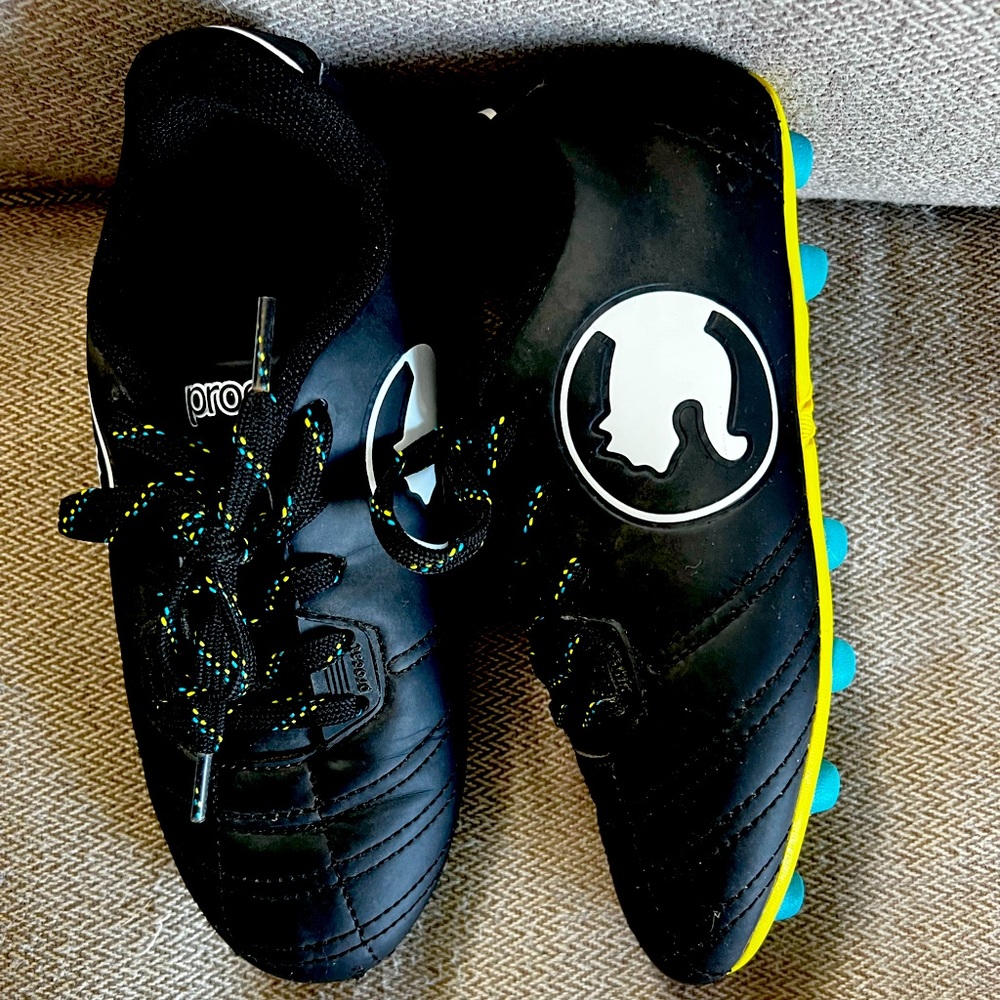 Youth soccer cleats